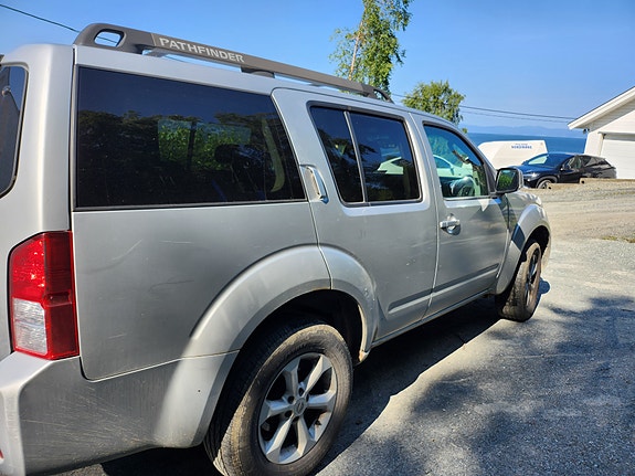 Nissan Pathfinder 5 of 5