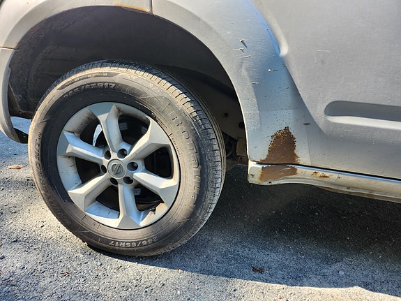 Nissan Pathfinder 2 of 5