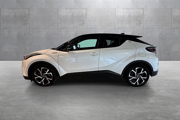 Toyota C-HR 2 of 5