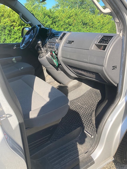 Volkswagen Caravelle 4 of 5