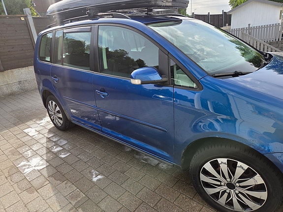 Volkswagen Touran 2 of 5