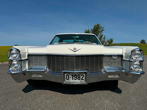 Cadillac Deville 2 of 5