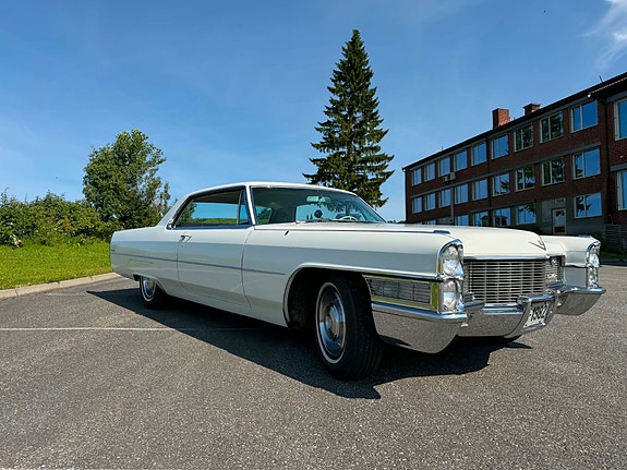 Cadillac Deville 3 of 5
