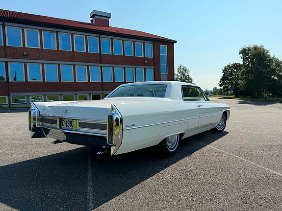Cadillac Deville 4 of 5