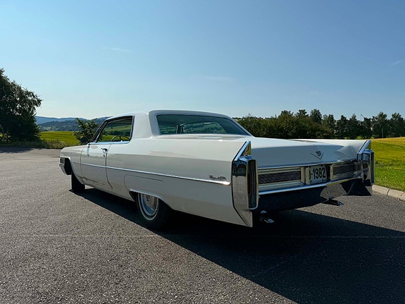 Cadillac Deville 5 of 5