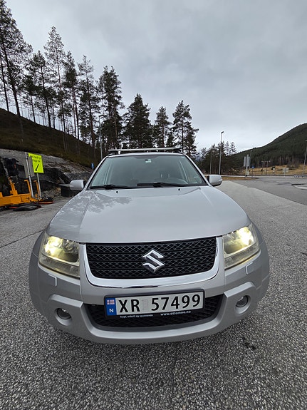 Suzuki Grand Vitara 2 of 5