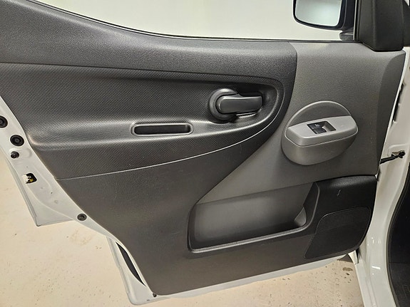 Nissan e-NV200 10 of 16