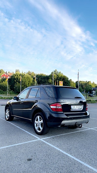 Mercedes-Benz ML320 4 of 7