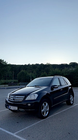 Mercedes-Benz ML320 2 of 7