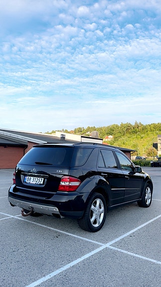 Mercedes-Benz ML320 3 of 7