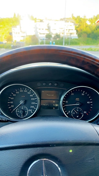 Mercedes-Benz ML320 7 of 7