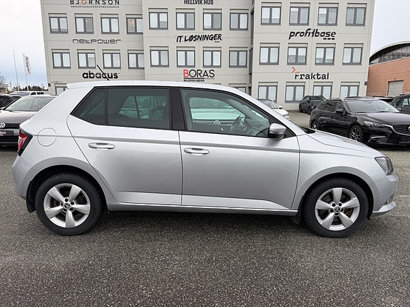 Skoda Fabia 2 of 5