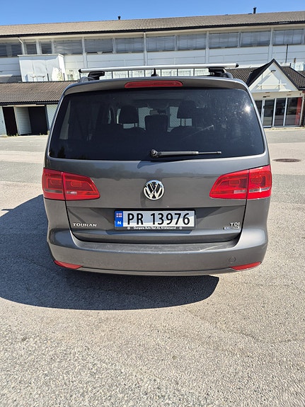 Volkswagen Touran 2 of 5