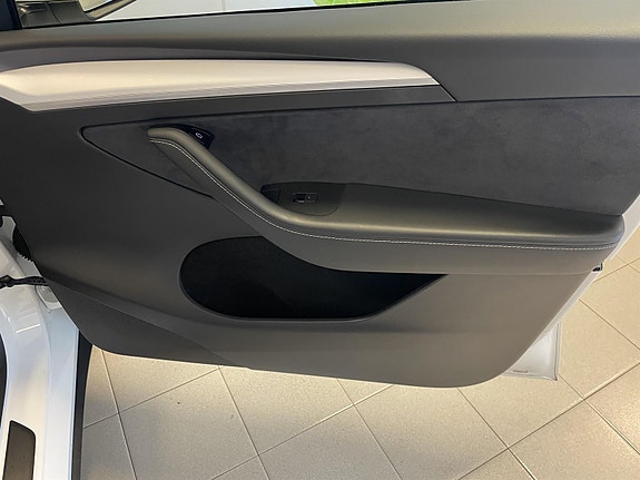 Tesla Model Y 22 of 25