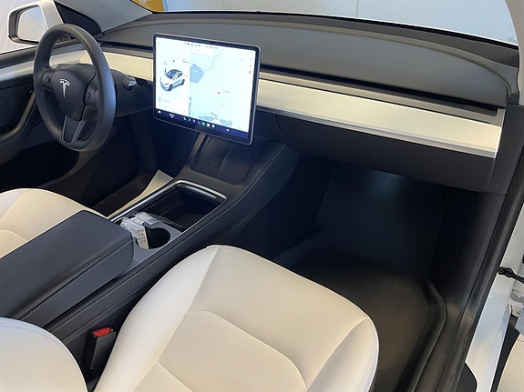 Tesla Model Y 13 of 25