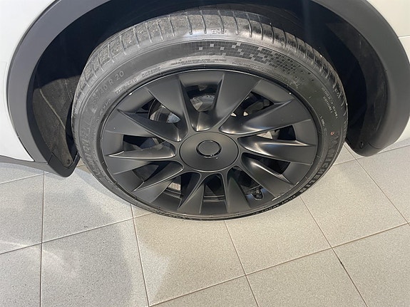 Tesla Model Y 23 of 25