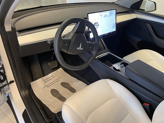 Tesla Model Y 9 of 25
