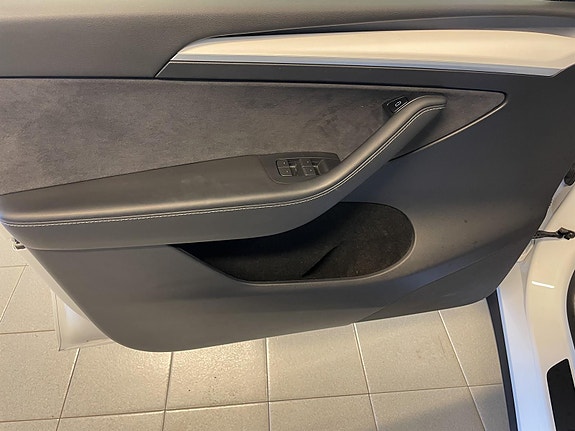 Tesla Model Y 20 of 25