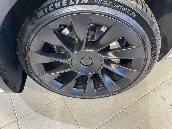Tesla Model Y 24 of 25