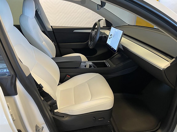 Tesla Model Y 11 of 25
