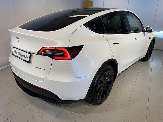 Tesla Model Y 4 of 25