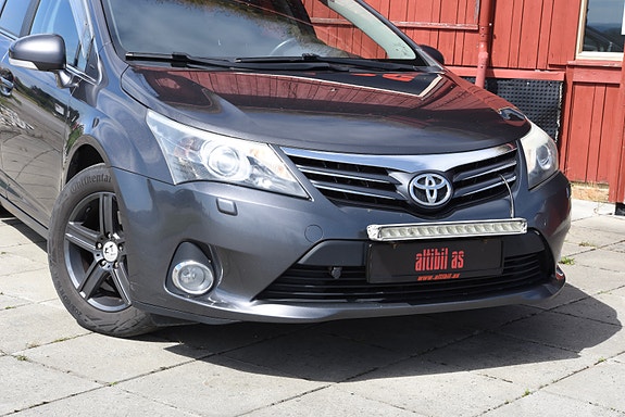 Toyota Avensis 2 of 5