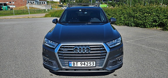 Audi Q7 2 of 5