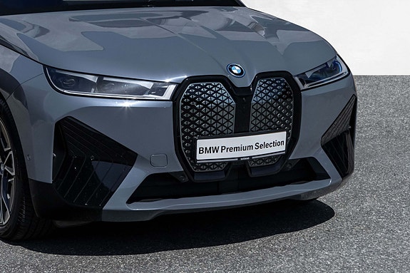 BMW iX 2 of 5