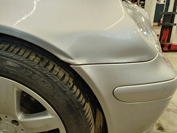 Mercedes-Benz C200 8 of 19