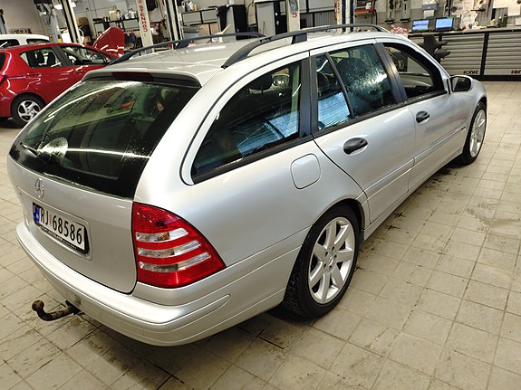 Mercedes-Benz C200 4 of 19