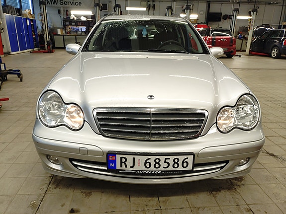 Mercedes-Benz C200 3 of 19