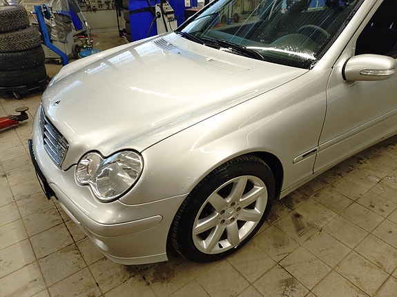 Mercedes-Benz C200 2 of 19