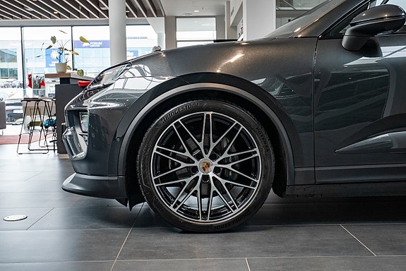 Porsche Macan 5 of 5