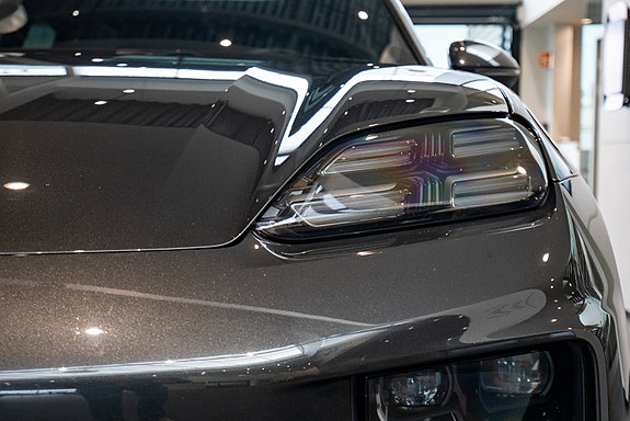 Porsche Macan 3 of 5