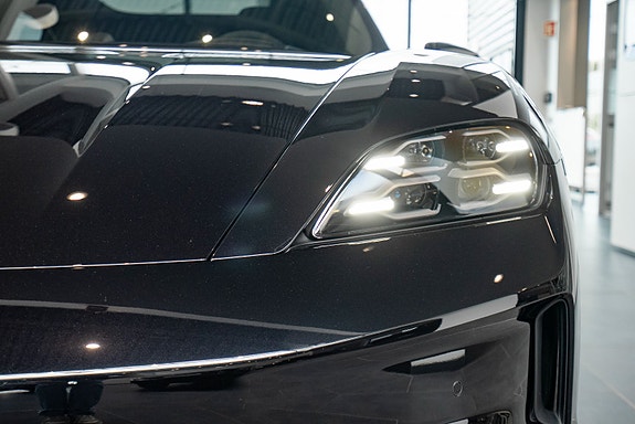 Porsche Taycan Sport Turismo 3 of 5