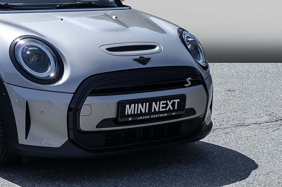 MINI Cooper SE 2 of 5