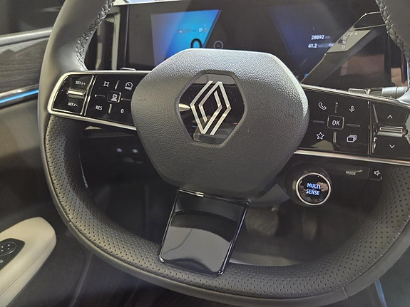 Renault Scenic E-Tech 7 of 12