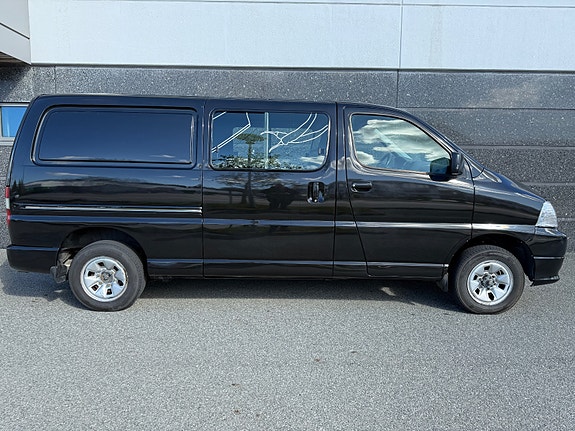 Toyota HiAce 2 of 5