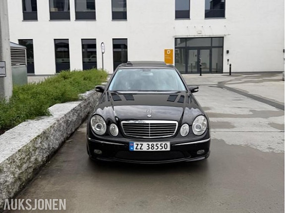Mercedes-Benz E-Klasse 2 of 5
