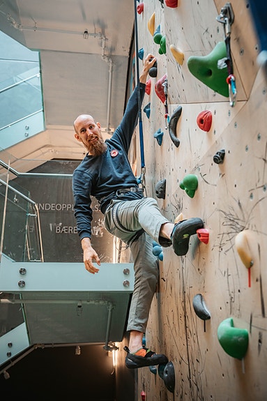 Selvfølgelig har vi klatrevegg på kontoret!