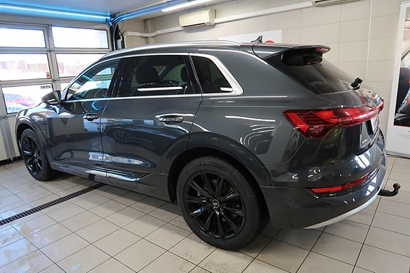 Audi e-tron 11 of 30