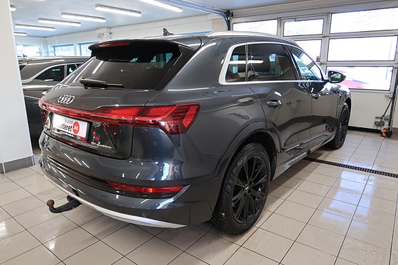 Audi e-tron 13 of 30