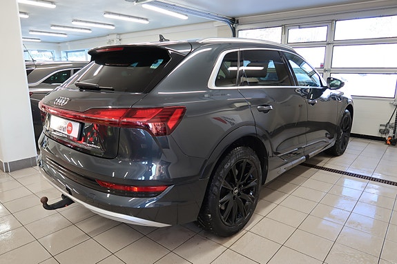 Audi e-tron 14 of 30