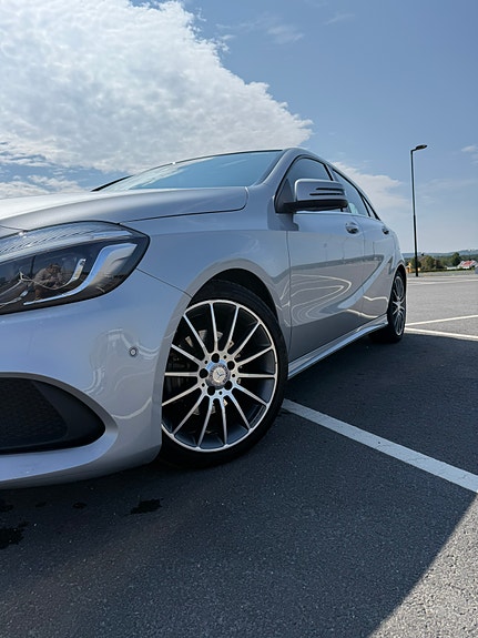 Mercedes-Benz A180 2 of 5