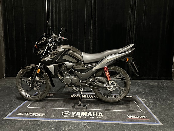 Honda CB 125F 3 of 5