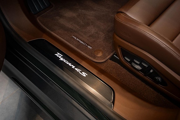 Porsche Taycan 14 of 26