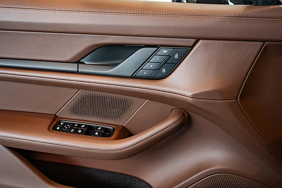 Porsche Taycan 15 of 26