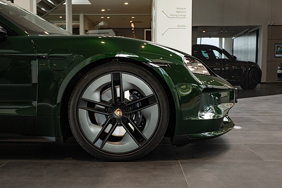Porsche Taycan 12 of 26