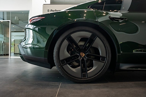 Porsche Taycan 11 of 26