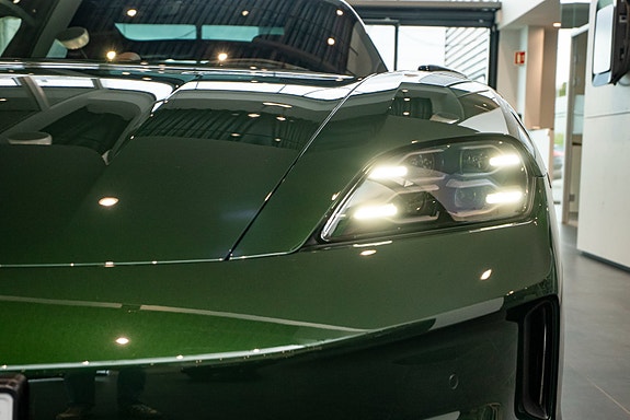 Porsche Taycan 3 of 5